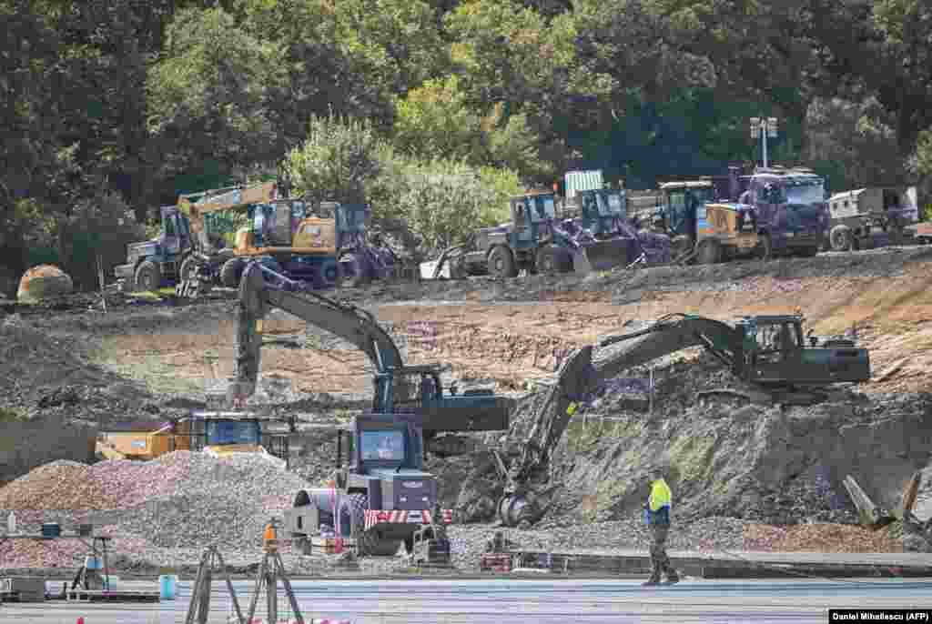 Будівельні роботи на полігоні Чинку. Деякі місцеві жителі протестували проти масштабного будівництва поблизу їхнього села. У середині вересня на невеликому мосту біля Чинку ними були встановлені бетонні блоки, щоб зупинити важку техніку, яку використовує НАТО. За даними румунських ЗМІ, жителі стурбовані тим, що міст може обвалитися під вагою транспортних засобів, які значно перевищують 12-тонний ліміт  