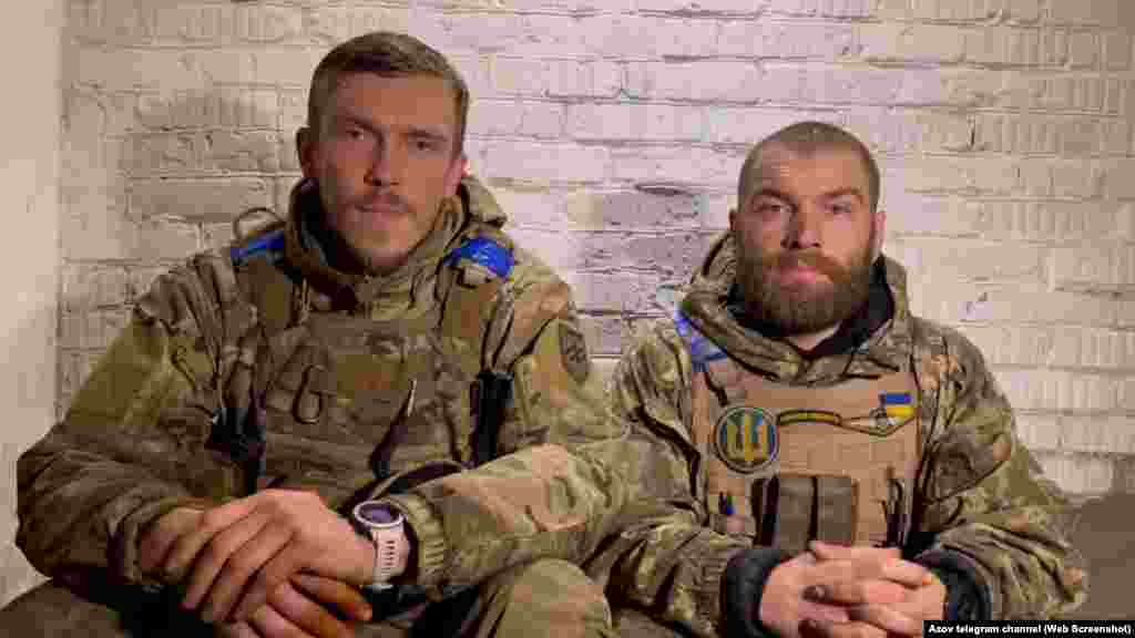 Зліва направо: Денис Прокопенко  («Редіс»), командир окремого загону спецпризначення «Азов» Національної гвардії України та виконувач обов’язків командира 36-ї окремої бригади морської піхоти Сергій Волинський («Волина») на заводі «Азовсталь» під час відеозвернення у квітні 2022 року