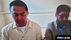 Кайрат Сатибалди (ліворуч) визнав себе винним за всіма пунктами звинувачення і сказав, що шкодує про скоєне