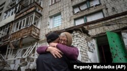 Радість, обійми, сльози: фотосвідчення із звільнених міст