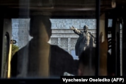 Demonstrant gleda ka statui Lenjina u Biškeku 2021.