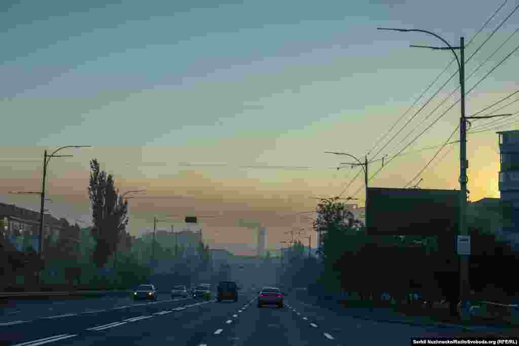 Stanovnike Kijeva je 28. avgusta dočekalo maglovito jutro dok se dim od požara izazvanih napadom nastavio širiti.