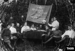 Як свідчать документи, насправді Микола Островський у 1919–1920 роках жив у місті Шепетівці, що на Хмельниччині, працював дроворізом на складі, учнем помічника кочегара на електростанції, кубовщиком, та одночасно вчився в школі. Але у 1920-х роках полюбляв фотографуватися у військовій формі та зі зброєю. На світлині 1923 року він ліворуч із пістолетом (село Берездів, Хмельниччина)