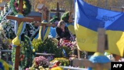 Могили загиблих бійців. Листопад 2015 р.