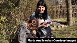 Лени — одна из женщин, которых Марта Ансилевская-Ленштедт взяла под свою опеку