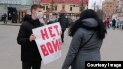 Константин Ларионов на антивоенном пикете