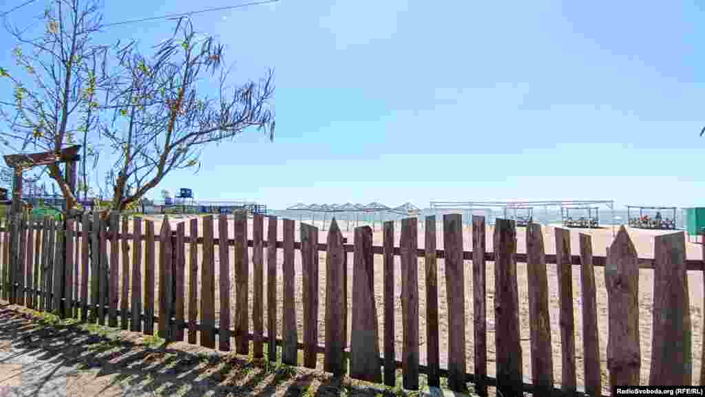 На пляжі за парканом незвично безлюдно 