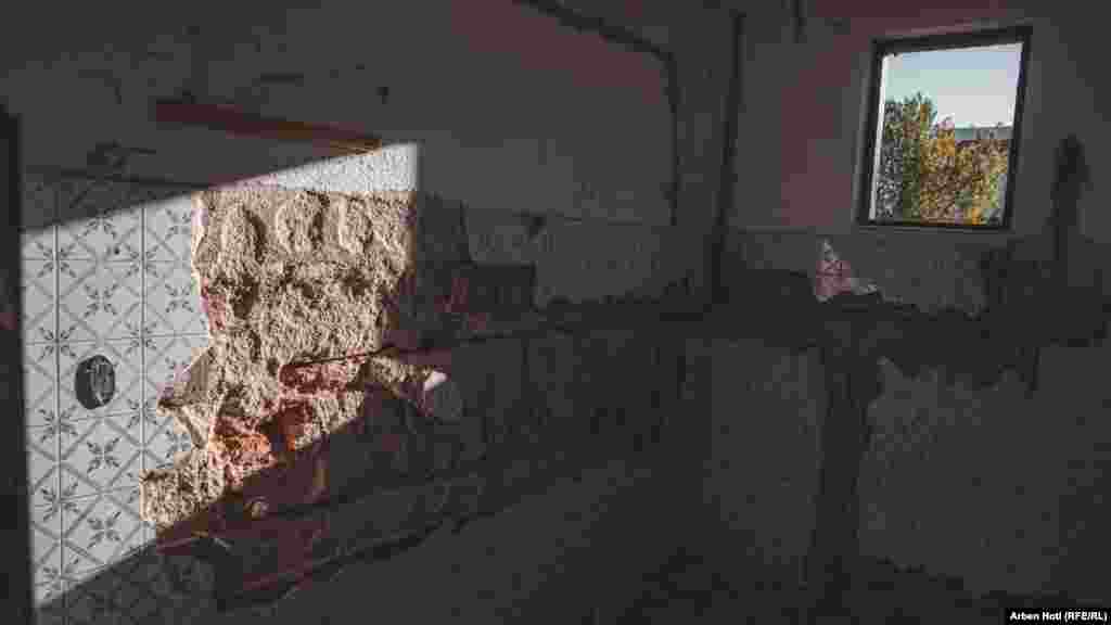 Kako je preseljenje bilo planirano, stanovnici su iz svojih domova odnijeli sve predmete koje su mogli ponovo upotrijebiti.