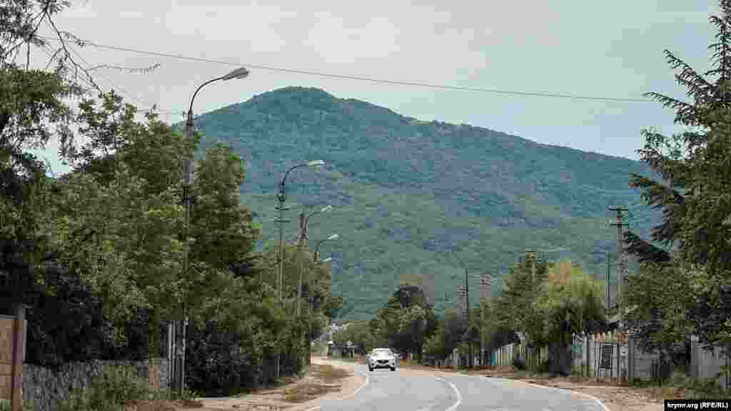 Село Орлиное «прижимается» к северо-западным склонам южной гряды Крымских гор