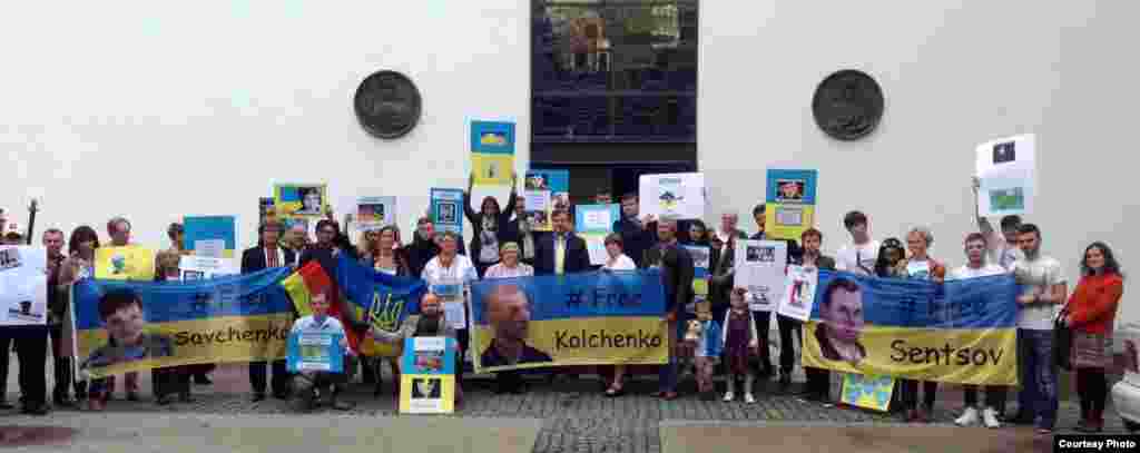 Українці у німецькому Мюнхені провели акцію з вимогою до Росії звільнити ув’язнених на російській території українських громадян. 20 вересня 2015 року