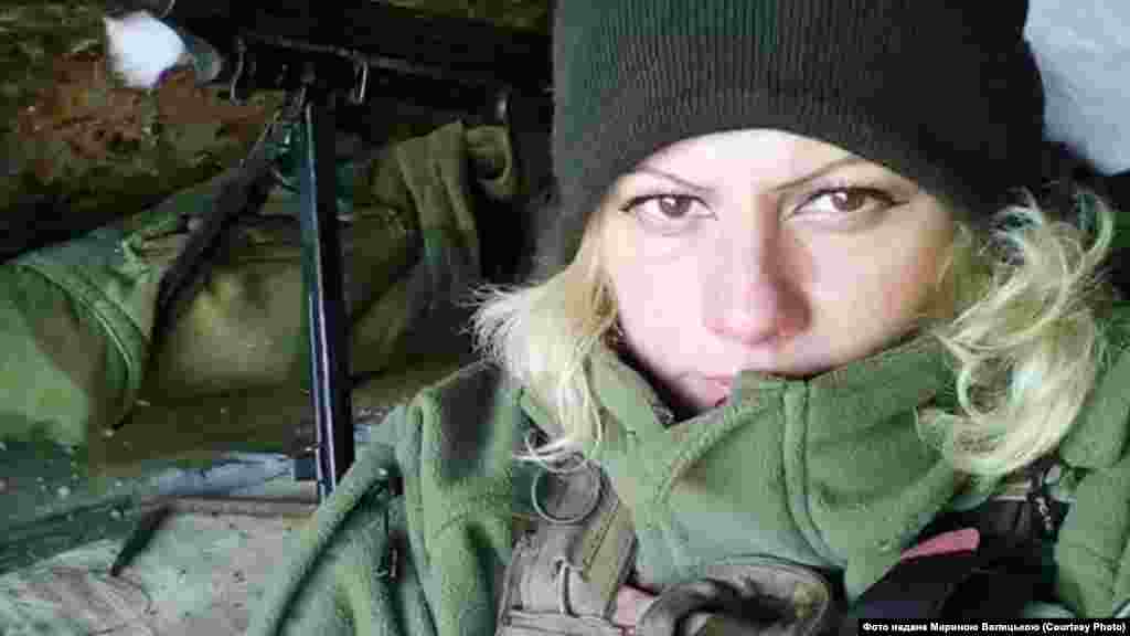 Марина «Ксена» Валицька, «Правий сектор», 54-а окрема механізована бригада, 46-й окремий батальйон «Донбас-Україна»: «У грудні 2016 року, коли була битва за «ліс» – лісосмугу на Світлодарській дузі, яка була під контролем бойовиків. У нас було найбільше загиблих і поранених. Звісно, той день ніколи не забудеться. Я тоді втратила п’ятьох побратимів. Тоді я була на командному пункті батальйону, задіяна як помічник замполіта... Я почула, що в нас є загиблий. Першим убили нашого командира – «Шайтана». Але потім я не знала, на якій стадії зараз бій. Повідомляли час від часу: той поранений, той зник безвісти, той убитий». 