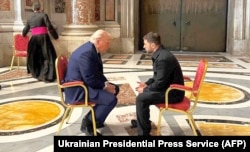 Президент України Володимир Зеленський (праворуч) і президент США Дональд Трамп під час зустрічі у соборі Святого Петра у Римі, 26 квітня 2026 року