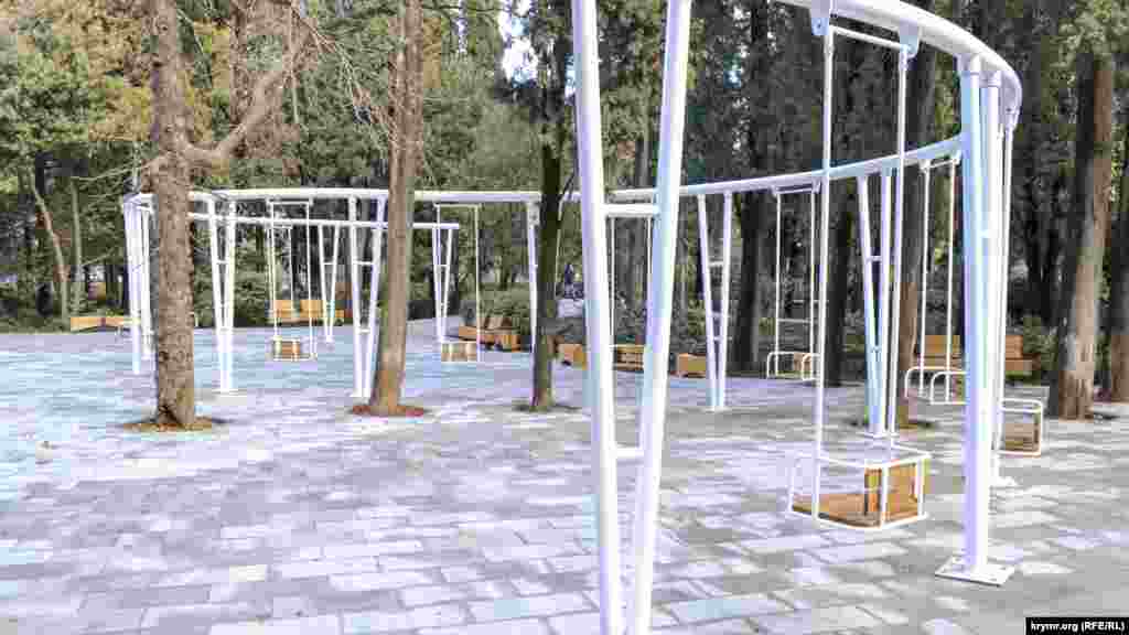 Такими качели в парке были раньше – с жесткими сиденьями и подвеской