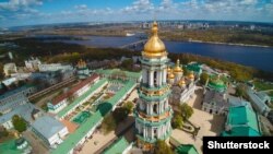 Знімальна група планувала поговорити з вірянами про обмежувальні заходи в церквах, не заходячи в храми. Але їх не пустили навіть на територію