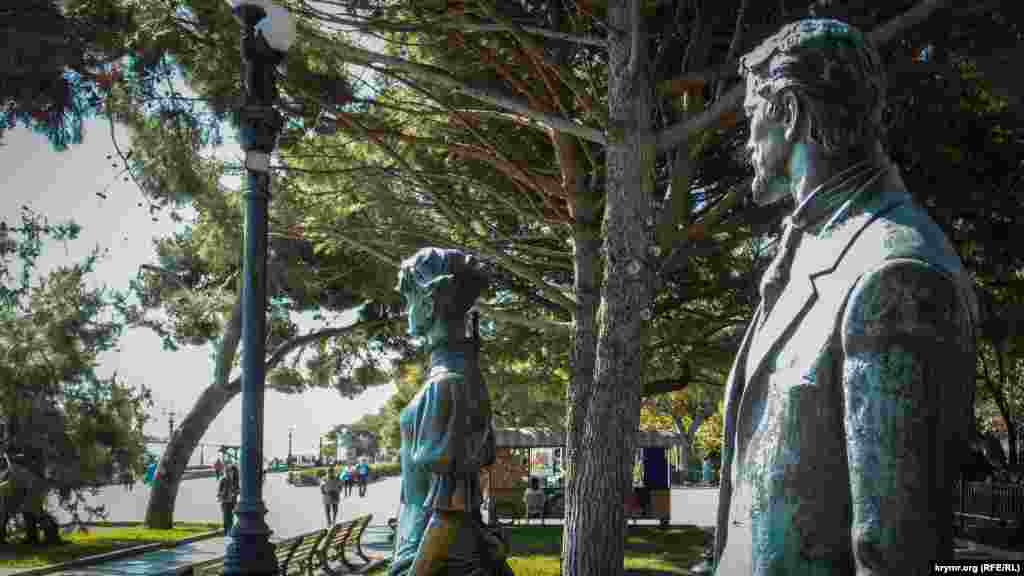 Вся увага персонажів твору Антона Чехова «Дама з собачкою» зайнята один одним