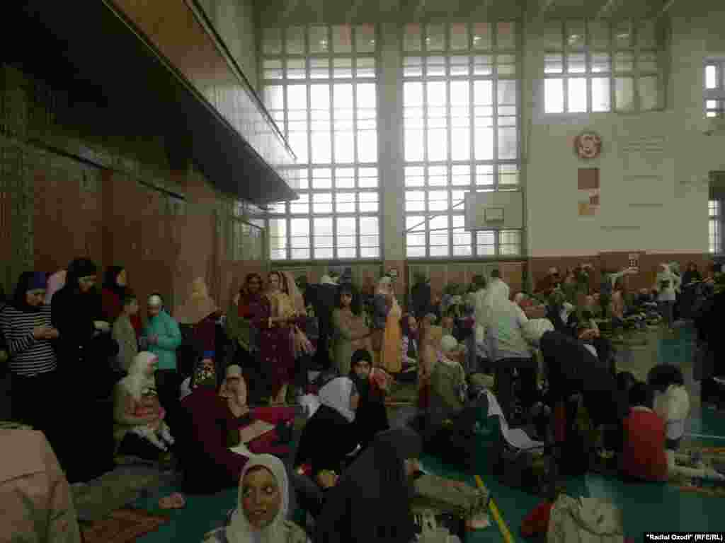 Гӯшаи занон дар намози ид дар варзишгоҳи "Сокол" дар Прага