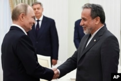 Президент России Владимир Путин встречается в Кремле с министром иностранных дел Ирана Аббасом Арагчи. 23 июня 2025