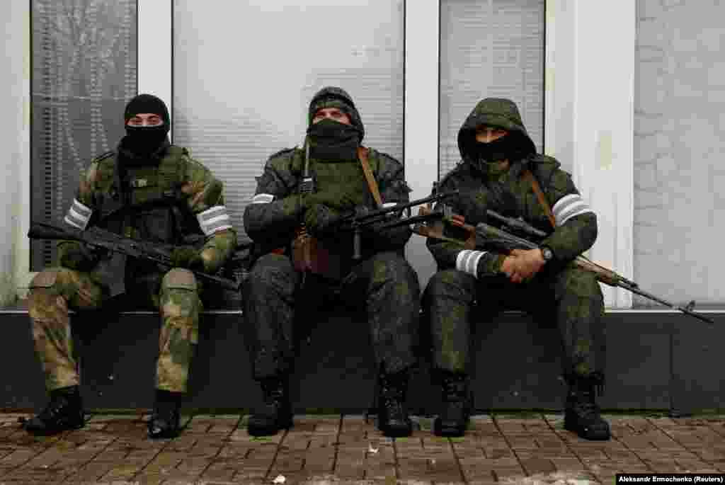 «Зелені чоловічки» в центрі Луганська, 22 листопада 2017 року Протягом вівторка в окупованому Луганську відбуваються не до кінця зрозумілі події. У частинах міста патрулюють озброєні люди. За повідомленнями, йдеться про конфлікт між ватажком угруповання «ЛНР» Ігорем Плотницьким і так званим «міністром внутрішніх справ» у цьому угрупованні Ігорем Корнетом, що почався 21 листопада. Від імені першого повідомили про усунення другого з посади, від імені другого запевнили, що все лишається по-старому.  БІЛЬШЕ ПРО ЦЕ