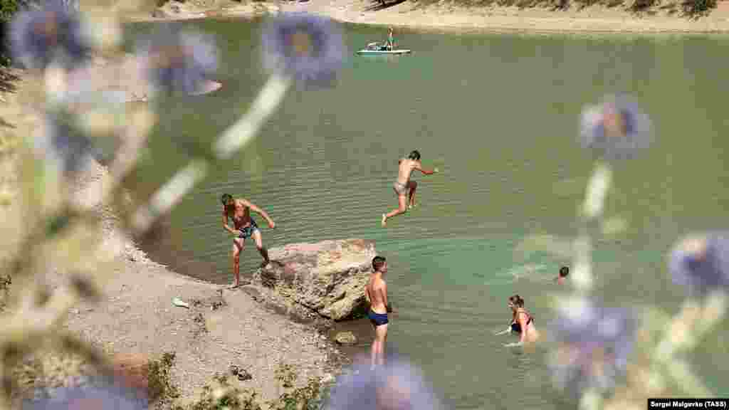 Пляжники на горном озере Панагия в селе Зеленогорье, неподалеку от Алушты 