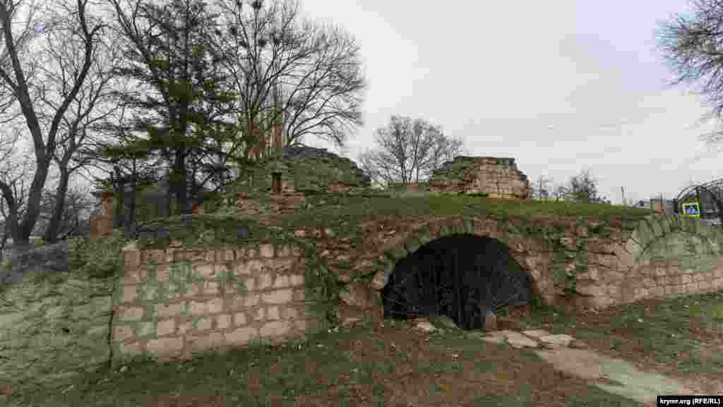 Руины караван-сарая Таш-Хан («каменного двора» – с тюрского) у входа в нынешний одноименный детский парк. Он был своего рода средневековым постоялым домом для купцов и путешественников