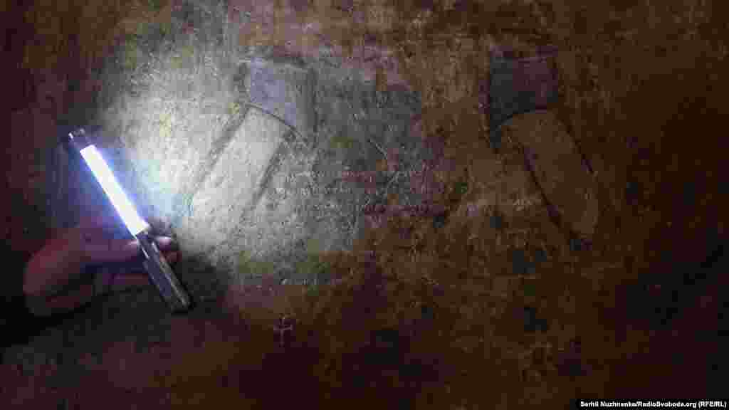 «Мати, не бажаючи того, дитину зобижає. Господь, не бажаючи цього, людину бідами врозумляє. Розум який відійшов від звичного порядку усім гріхам вмістилищем буде». Переклад із церковнослов'янської, напис із періоду XI – початок XII століть