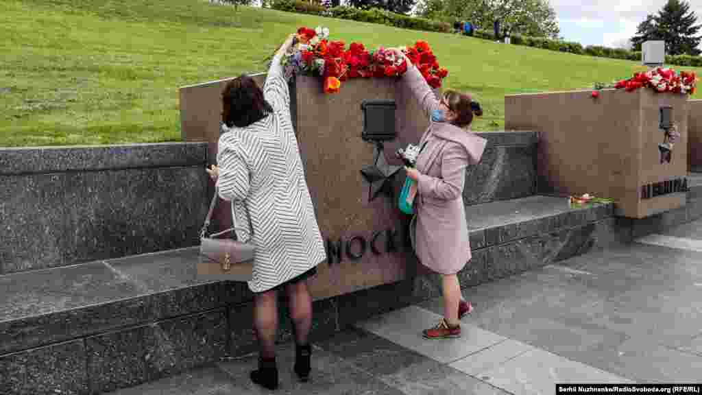 Люди покладають квіти до стели міст героїв в «Національному  музеї історії України у Другій світовій війні»