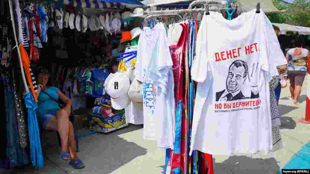 В этом же торговом ряду на подходе к набережной турист может найти вообще любой товар. Даже футболку с премьер-министром России и его коронной фразой
