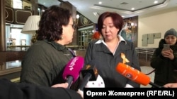 Dinara Smailova (desno) predaje poslanici Irini Smirnovoj pismo i plišanu igračku, koje simbolizuju silovano dete. Astana, Kazahstan, 27. novembar 2018.