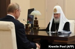 Президент Росії Володимир Путін (ліворуч) і Московський патріарх Кирило у державній резиденції біля Москви, 20 листопада 2020 року