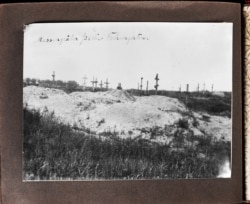 «Братські могили для голодуючих» (авторський підпис). Поблизу Харкова, 1933 рік. Фото Александра Вінербергера. Публікується вперше в оригінальному вигляді. Надано власником авторських прав Самарою Пірс