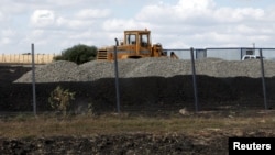 Будівельна техніка на місці спорудження російської військової бази в селі Солоті Білгородської області Росії, 7 вересня 2015 року