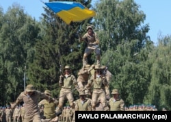 Українські десантники демонструють свої навички на військовій базі у Львові, 2 серпня 2017 року (ілюстраційне фото)