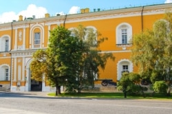 Гармата Івана Мазепи на тлі Арсеналу московського Кремля