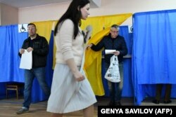 Голосування на виборах президента України на одній з виборчих дільниць у Києві, 31 березня 2019 року