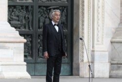 Andrea Bocelli ispred prazne Duomo katedrale u Milanu, tokom probe koncerta kojeg je ovaj operski pjevač odlučio pokoniti svijetu zatvorenom u kućama zbog pandemije