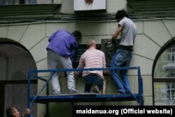 Встановлення пам'ятної дошки Юрію Шевельову (фото: maidanua.org)