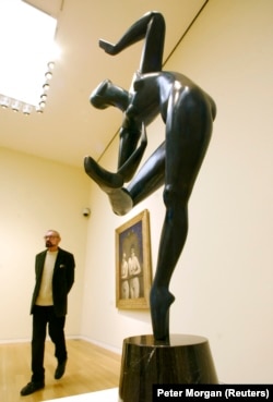 «Блакитна танцівниця» скульптура Олександра Архипенка під час попереднього перегляду в аукціоні «Сотбі» в Нью-Йорку, 1 травня 2003 року