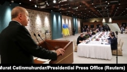 Перед переговорами у Стамбулі президент Туреччини Реджеп Таїп Ердоган звернувся до делегацій України і Росії. Стамбул, 29 березня 2022 року