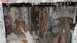 Через небольшое отверстие в двери удается разглядеть, что находится внутри