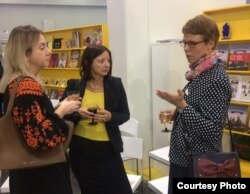 У центрі генеральний консул України у Франкфурті-на-Майні Алла Польова на відкритті українського стенду на франкфуртському ярмарку