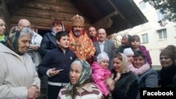 Владика Климент із парафіянами в дерев'яному храмі УПЦ Київського патріархату в Євпаторії. Окупований Крим, 10 квітня 2018 року