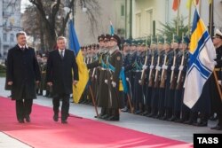 Президент України Петро Порошенко зустрічає президента Польщі Броніслава Коморовського у Києві. 8 квітня 2015 року