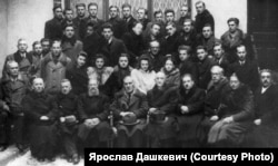 Абітурієнти Академічної гімназії у Львові. Четвертий справа у другому ряду зверху – Ярослав Дашкевич. Січень-лютий 1944 року