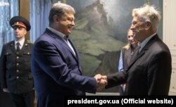 Президент Петро Порошенко (праворуч) та легендарний американський кінорежисер Девід Лінч, який прибув до України для відкриття представництва благодійного Фонду. Фонд Лінча допомагає ветеранам війни, біженцям, жертвам домашнього насилля. Київ, 18 листопада 2017 року