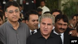 د پاکستان د خزانې وزیر اسد عمر او د بهرنیو چارو وزیر شا محمود قریشي خبري غونډې ته وینا کوي.