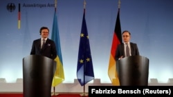 Міністри закордонних справ України Дмитро Кулеба та Німеччини Гайко Маас під час спільної пресконференції, Берлін. 2 червня 2020 року