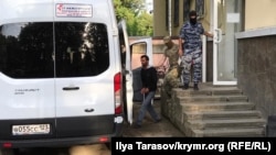 Затриманого кримського татарина Ескендера Сулейманова виводять з будівлі суду, Сімферополь, 10 червня 2019 року