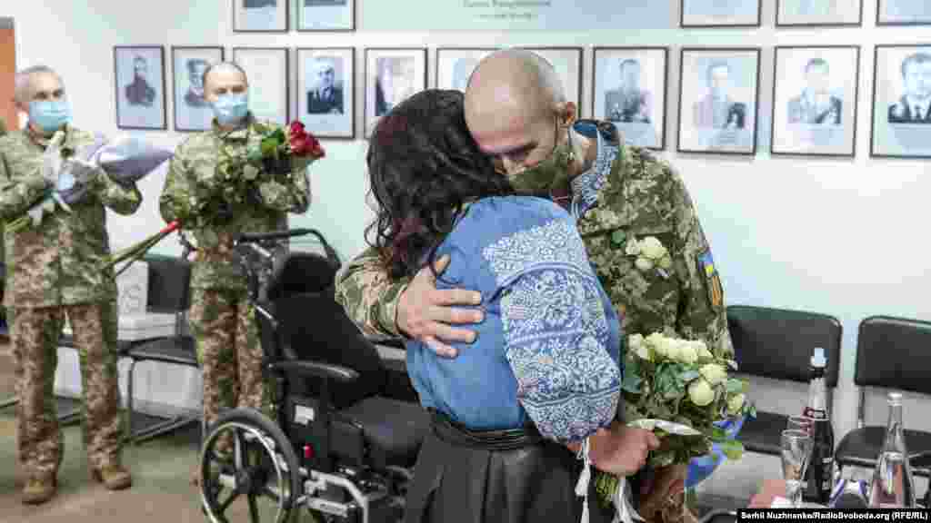 Пара планувала побратися раніше, утім, війна на сході України внесла свої корективи. Військовий отримав поранення з ушкодженням печінки, нирки та кишківника. На операційному столі він пробув близько трьох годин. За майже місяць лікарі поставили Ігоря «на ноги» і нині він тримає за руку свою уже дружину Анну