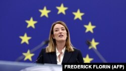 Председатель Европейского парламента Роберта Мецола выступает с речью 11 марта 2025 года в Страсбурге (Фото AFP)