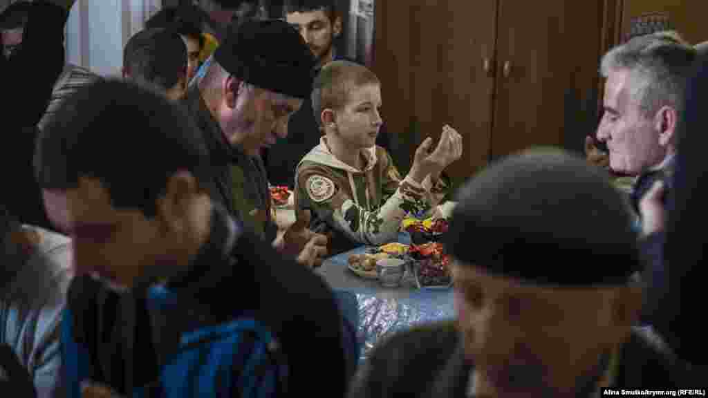 Родные и друзья фигурантов «дела ялтинских мусульман» собрались в доме правозащитника Эмир-Усеина Куку в Кореизе, чтобы провести совместный молебен – дуа, 11 февраля 2017 года